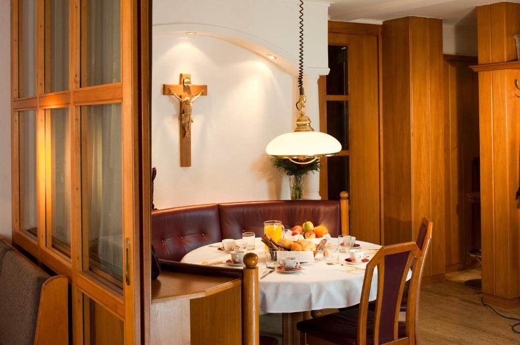 Stadthotel Eggerbraeu Imst Esterno foto
